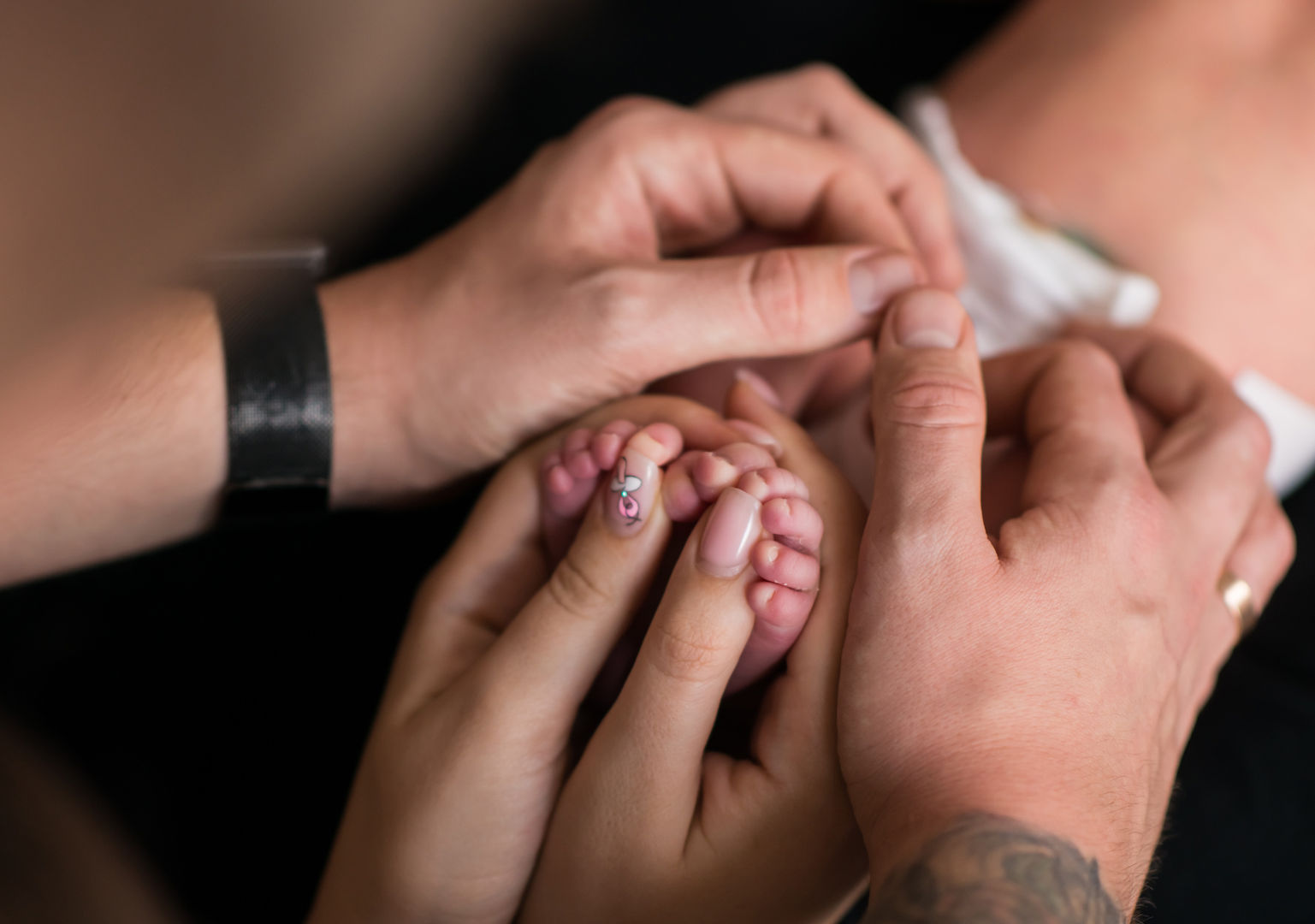 Natural newborn lifestyle photography moment