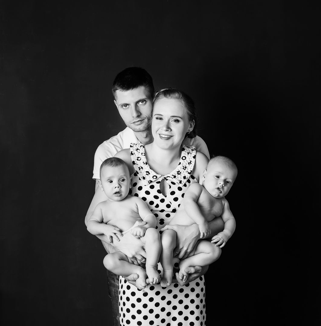 Family portrait with parents and two babies