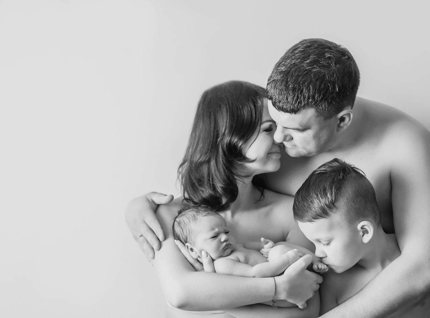 Beautiful newborn lifestyle session in black and white
