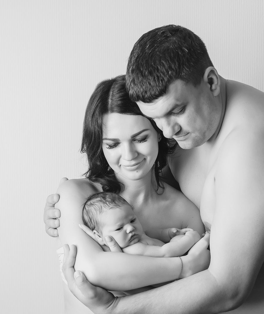 Beautiful newborn lifestyle session in black and white