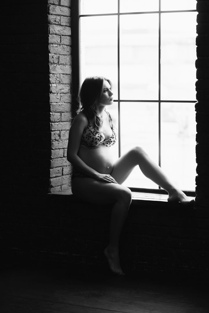 Black and white pregnancy photography with natural light
