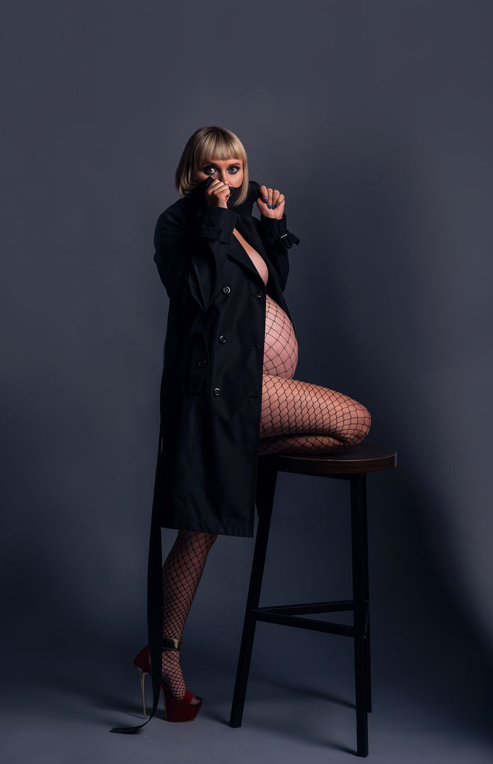 Elegant pregnancy photography with fashion-forward styling