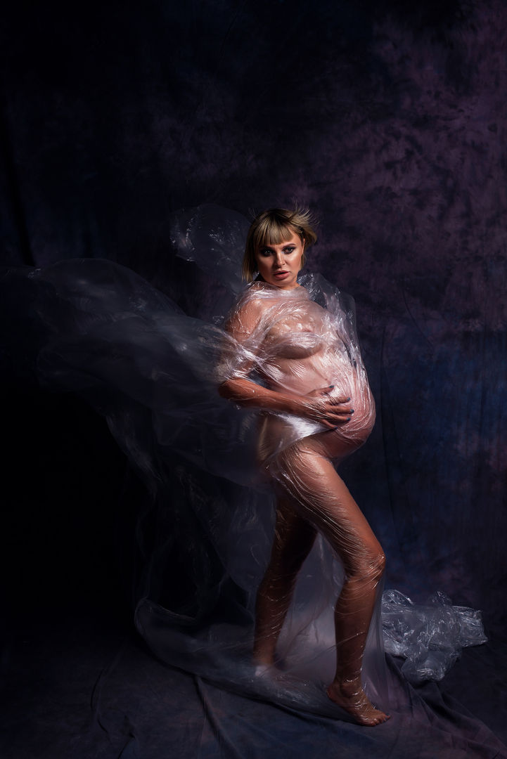 Stunning pregnancy photography with creative elements
