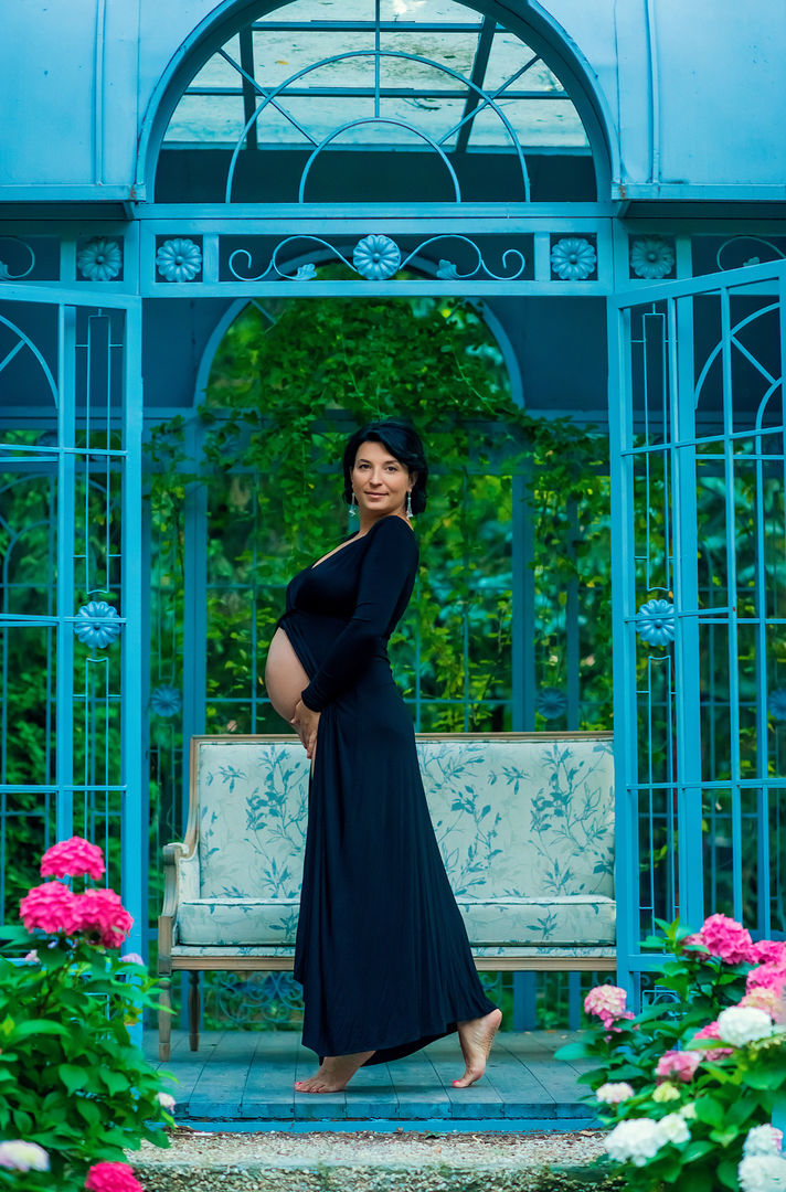 Stunning pregnancy photography with dramatic composition