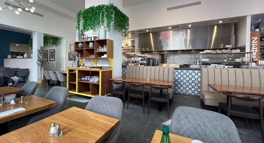 Zevi Cafe & Bistro