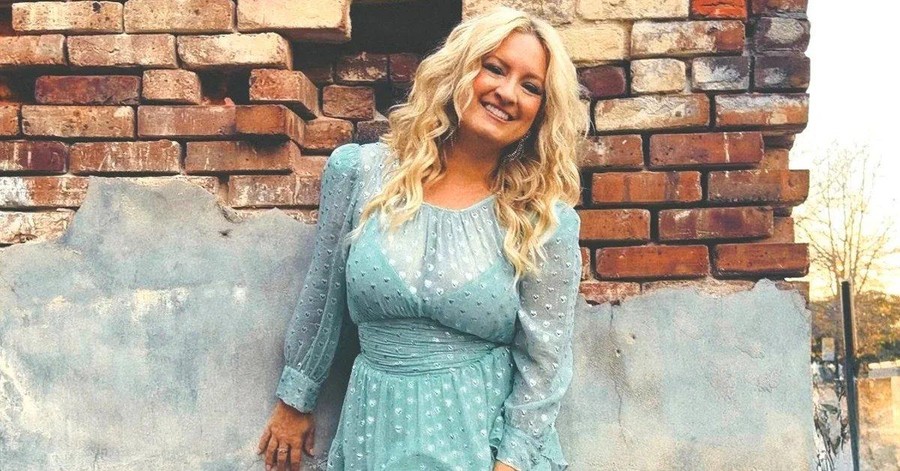 Pickin' on the Plaza with Dana Romanello