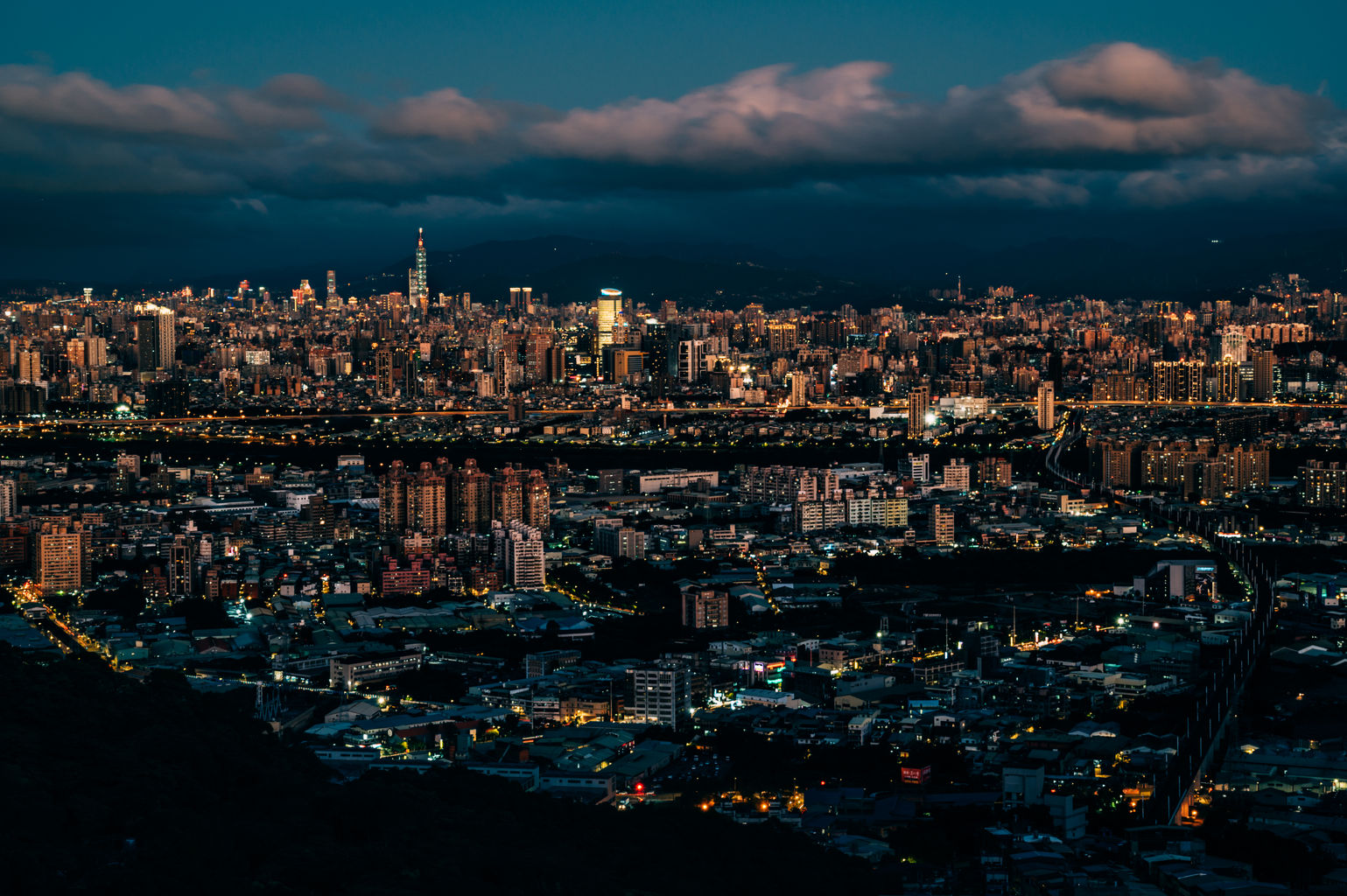 藍調三角埔頂山遠拍台北市夜景