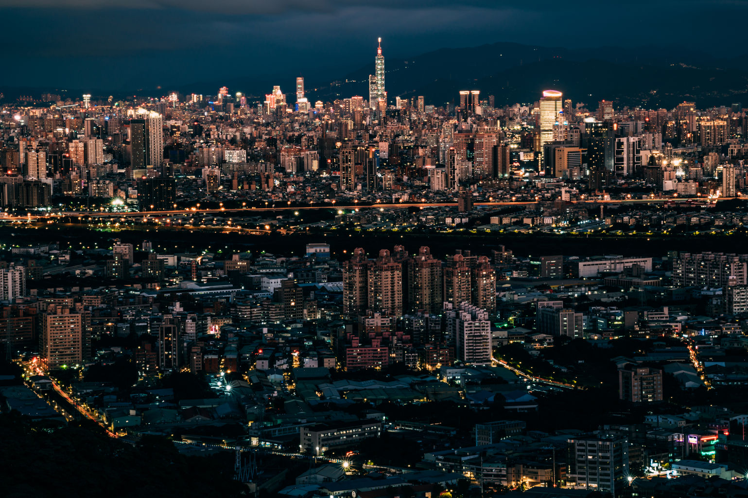 藍調三角埔頂山遠拍台北市夜景