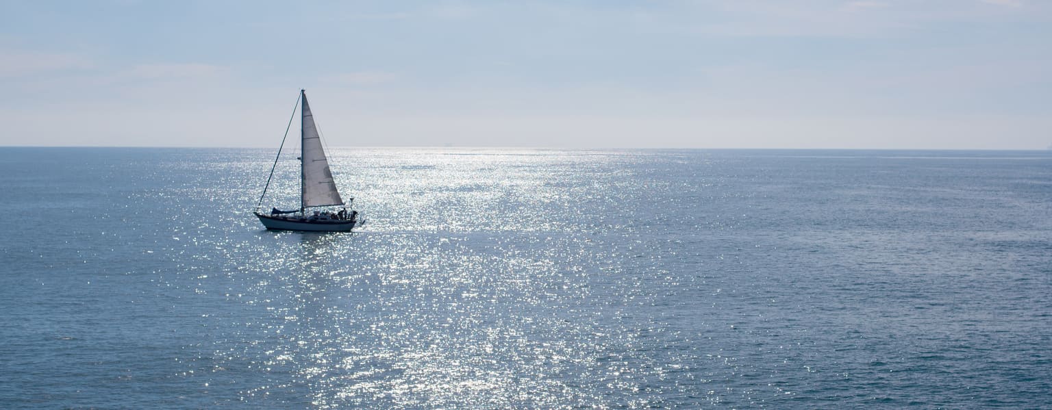 Disfruta de un velero privado en Barcelona