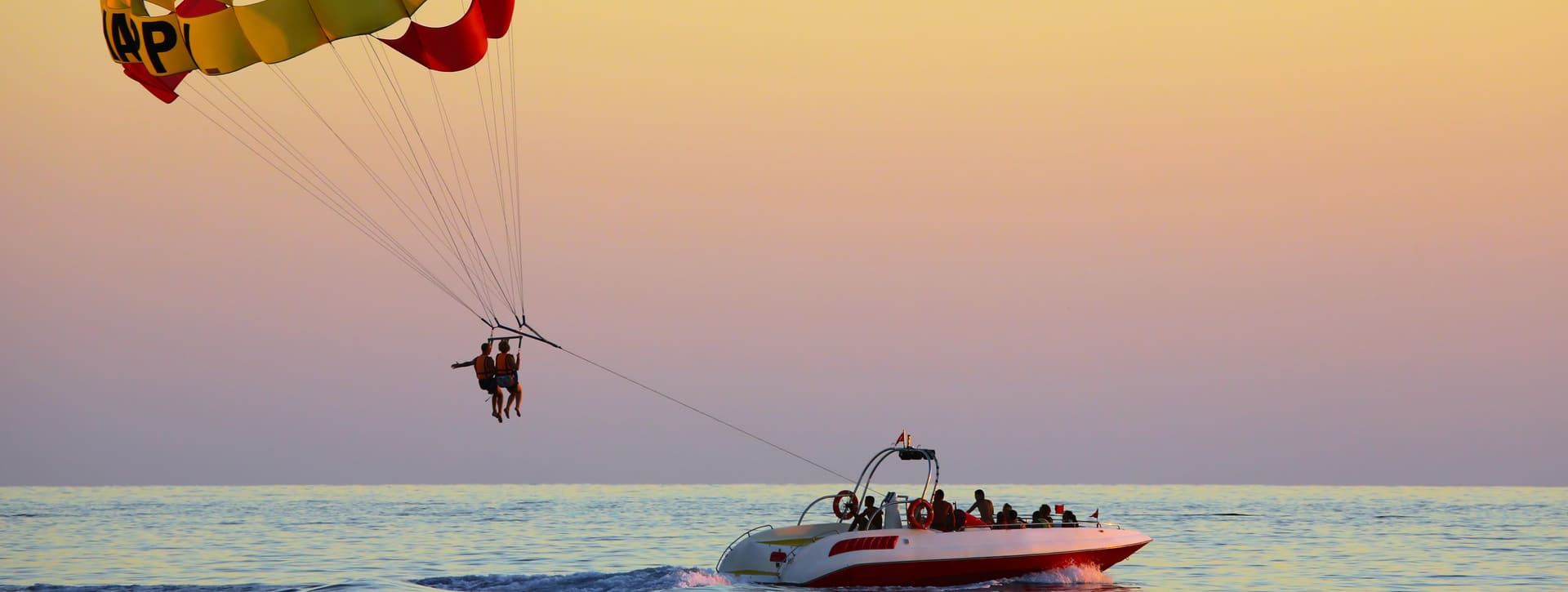 Un atardecer de aventura en parasailing