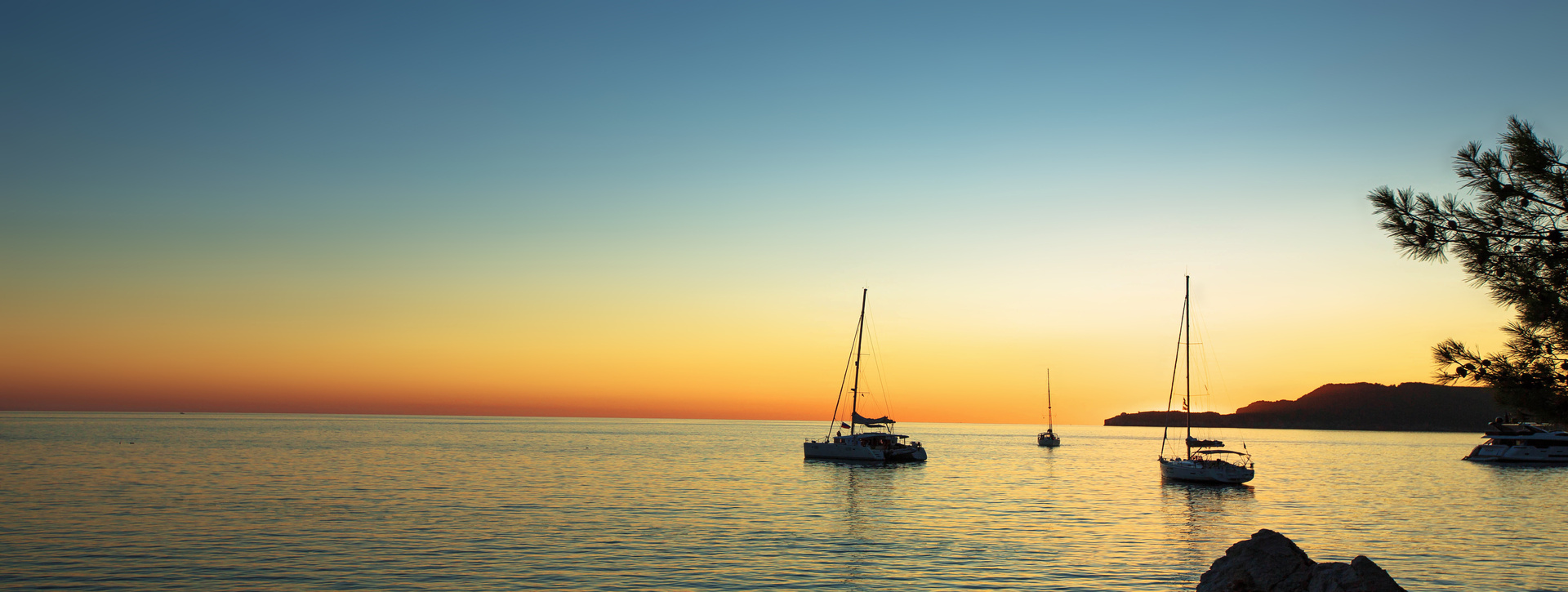 Crucero al atardecer en la bahía de Roses