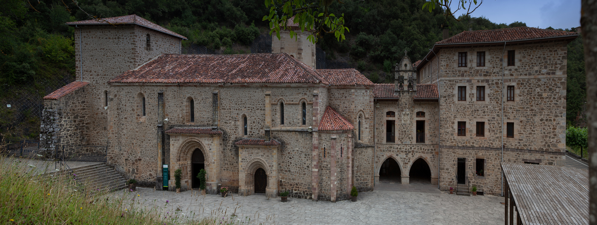 Excursión al Monasterio de Santo Toribio, Potes y Garabandal desde Santander