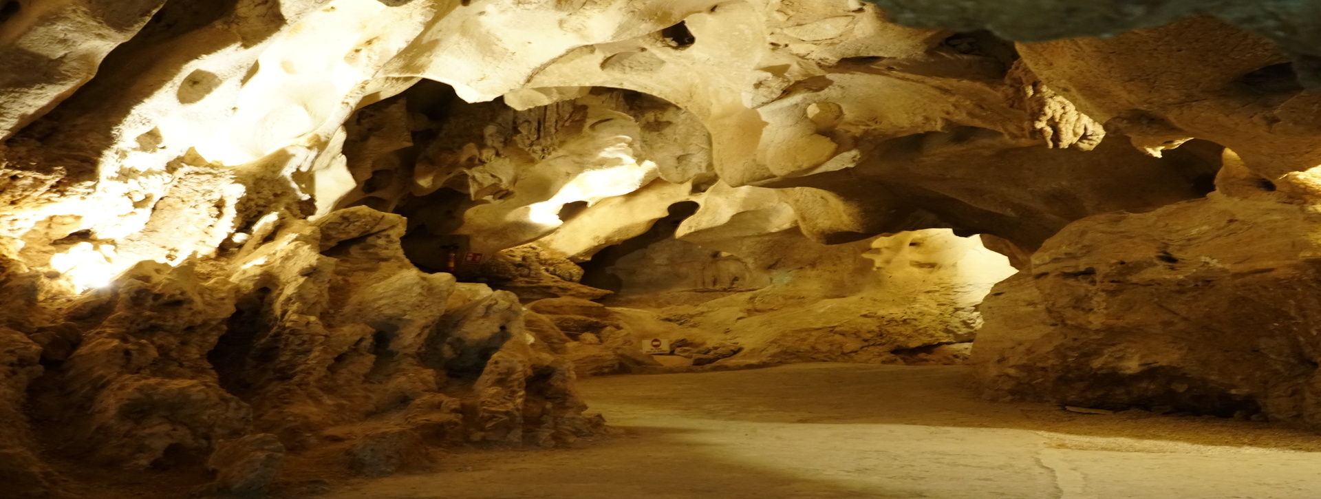 Tour a la Cueva del Tesoro en coche eléctrico + entrada