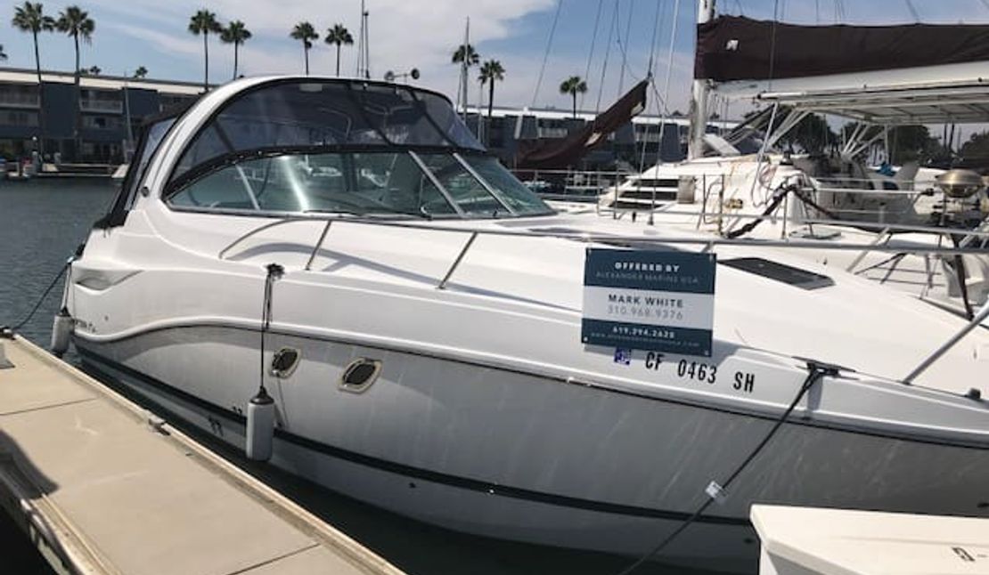 31′ 2015 Rinker 310 Express Cruiser
