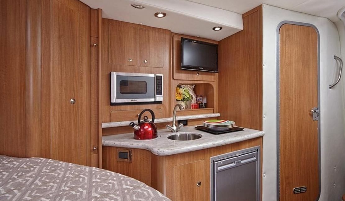 31′ 2015 Rinker 310 Express Cruiser