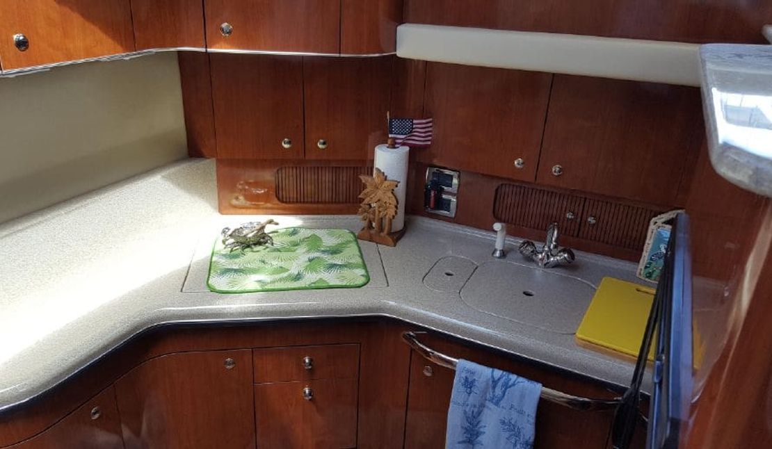 39′ 2003 Sea Ray 390 Motor Yacht ‘Wicked Wahine’