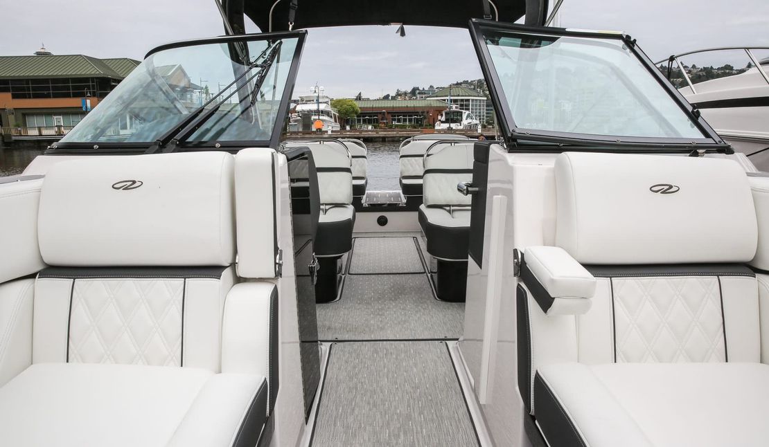 28′ 2018 Regal Bowrider