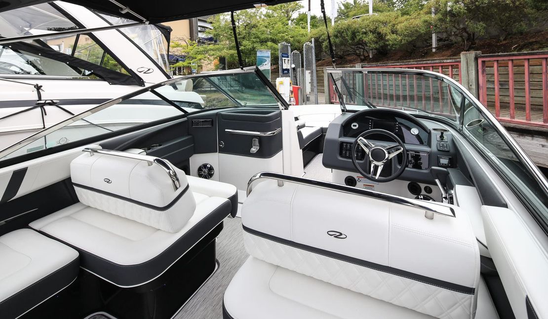28′ 2018 Regal Bowrider