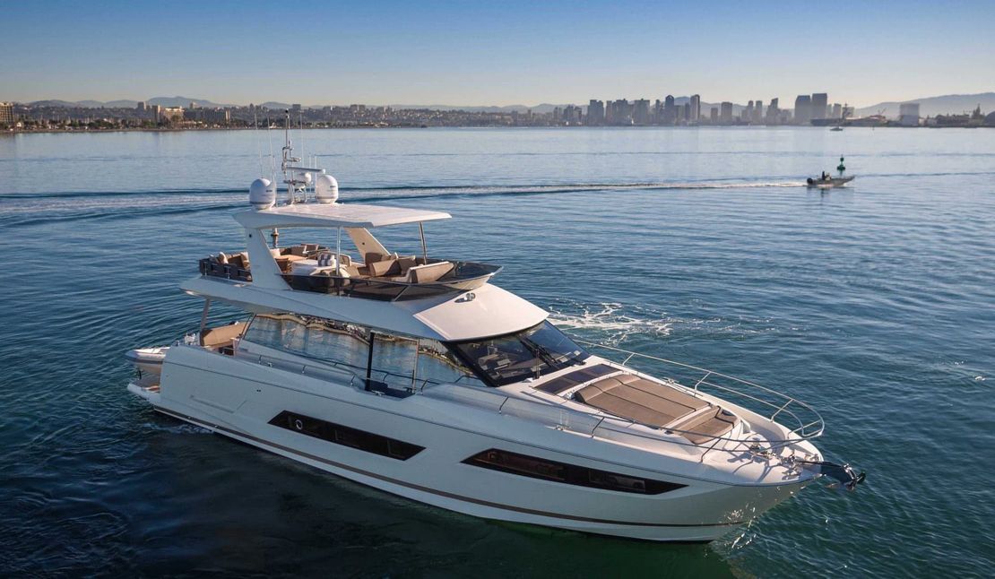 68′ 2018 Prestige Flybridge