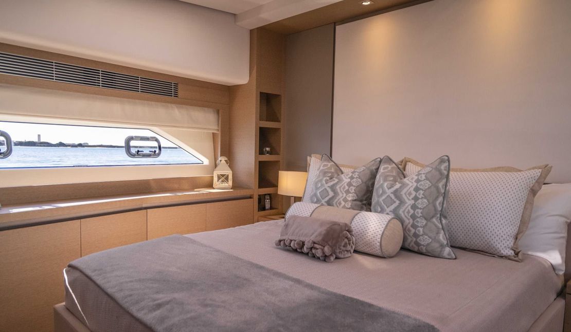 68′ 2018 Prestige Flybridge