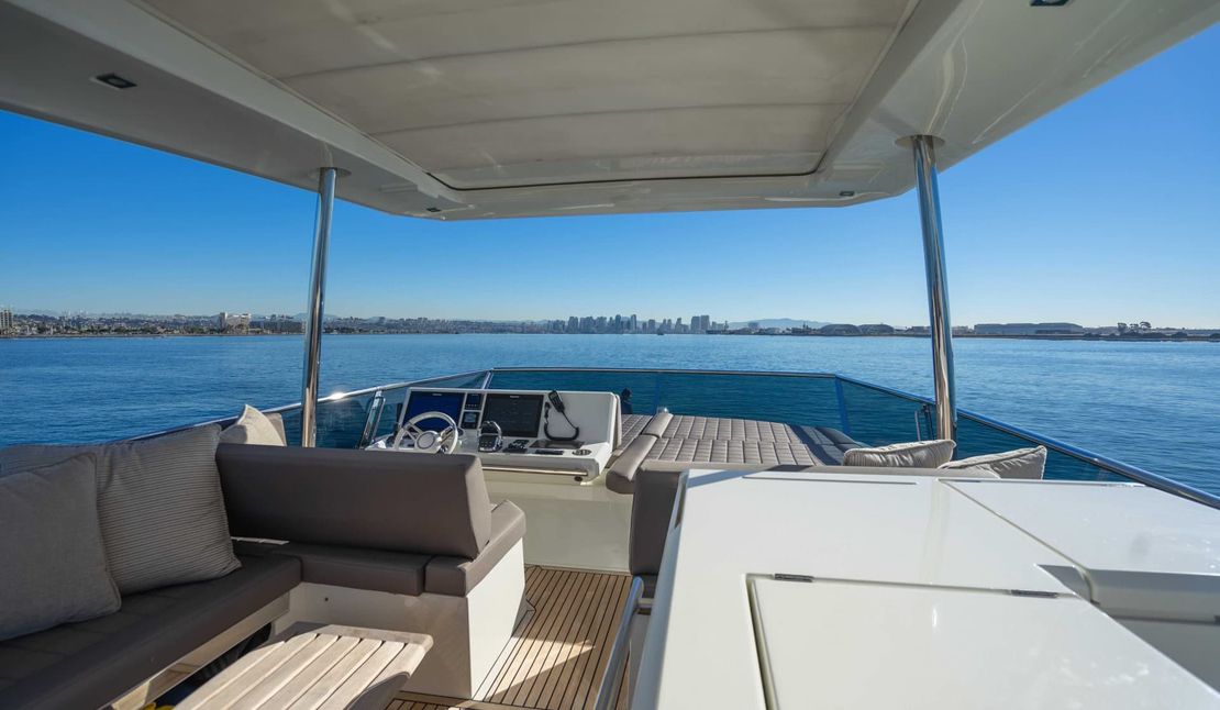 68′ 2018 Prestige Flybridge