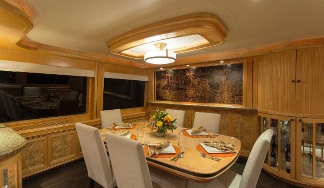 90′ 2001 Sovereign Pilothouse ‘One Shot’
