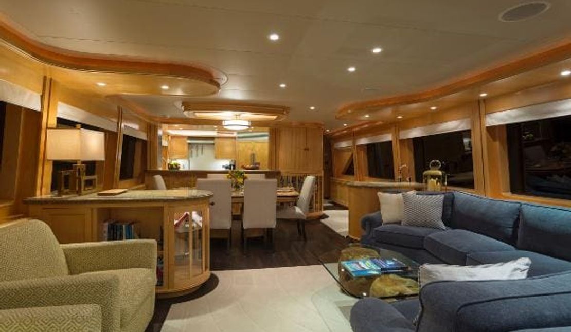 90′ 2001 Sovereign Pilothouse ‘One Shot’