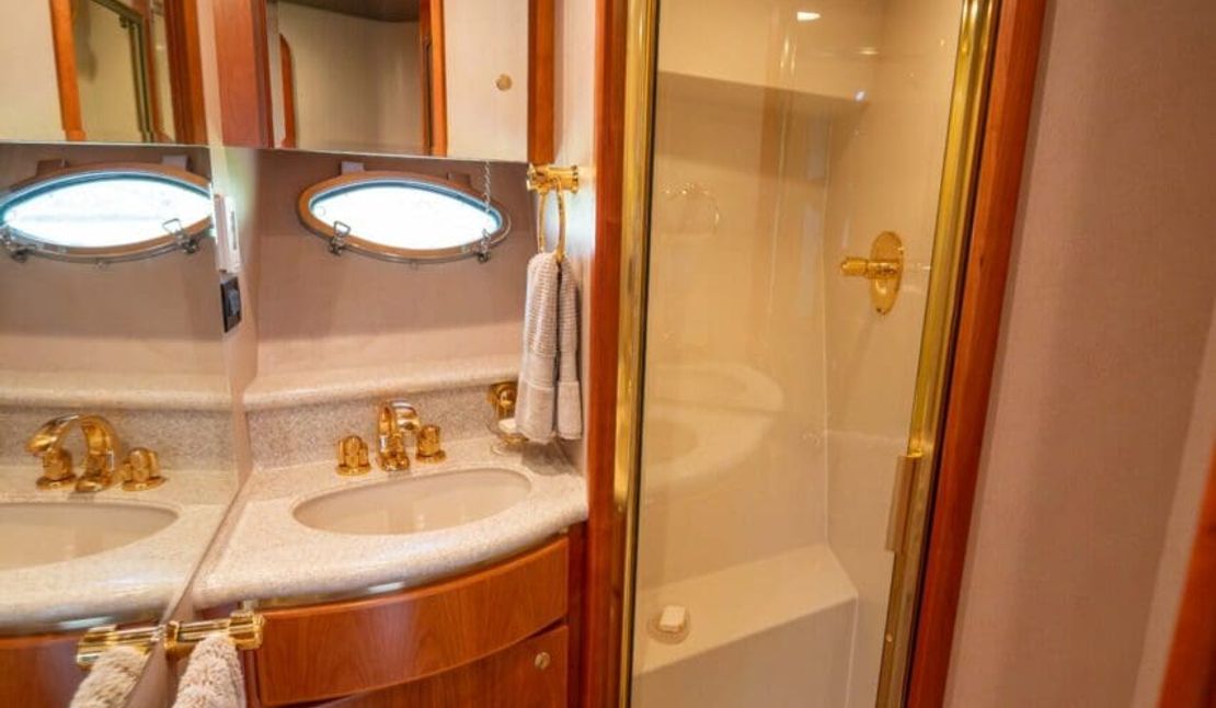 58′ 2001 West Bay