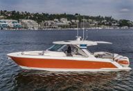 38′ 2019 LS Tiara Sport