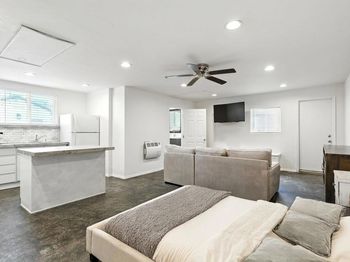 835 Dewitt