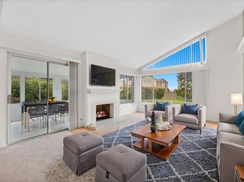 1109 Calle Del Baston
