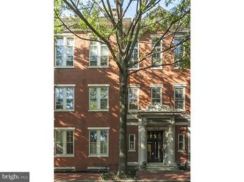 1023 Clinton