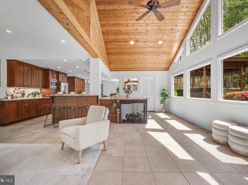 10922 Broad Green