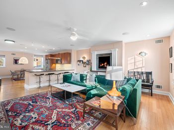 1023 Clinton