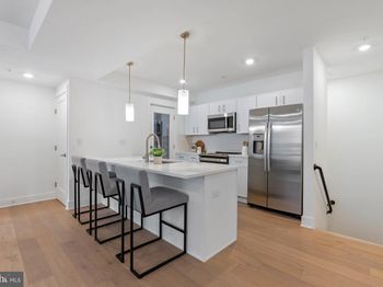 825 Bainbridge