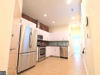 2033 Dauphin