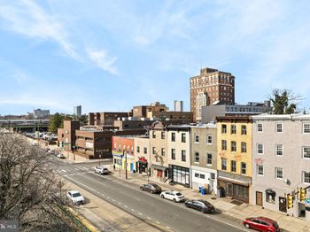 709 Girard