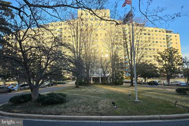 10201 Grosvenor Place Unit: 527