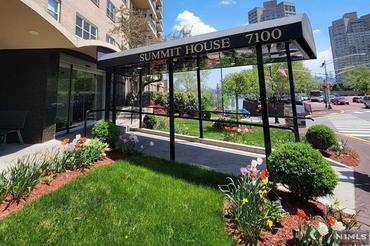 7100 Boulevard East Unit: 11k