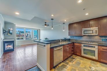 1515 Dock Street Unit: 906