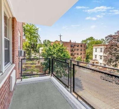 440 Warburton Avenue Unit: 2E