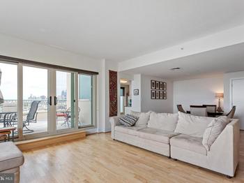 717 S Columbus Boulevard Unit: 1002a