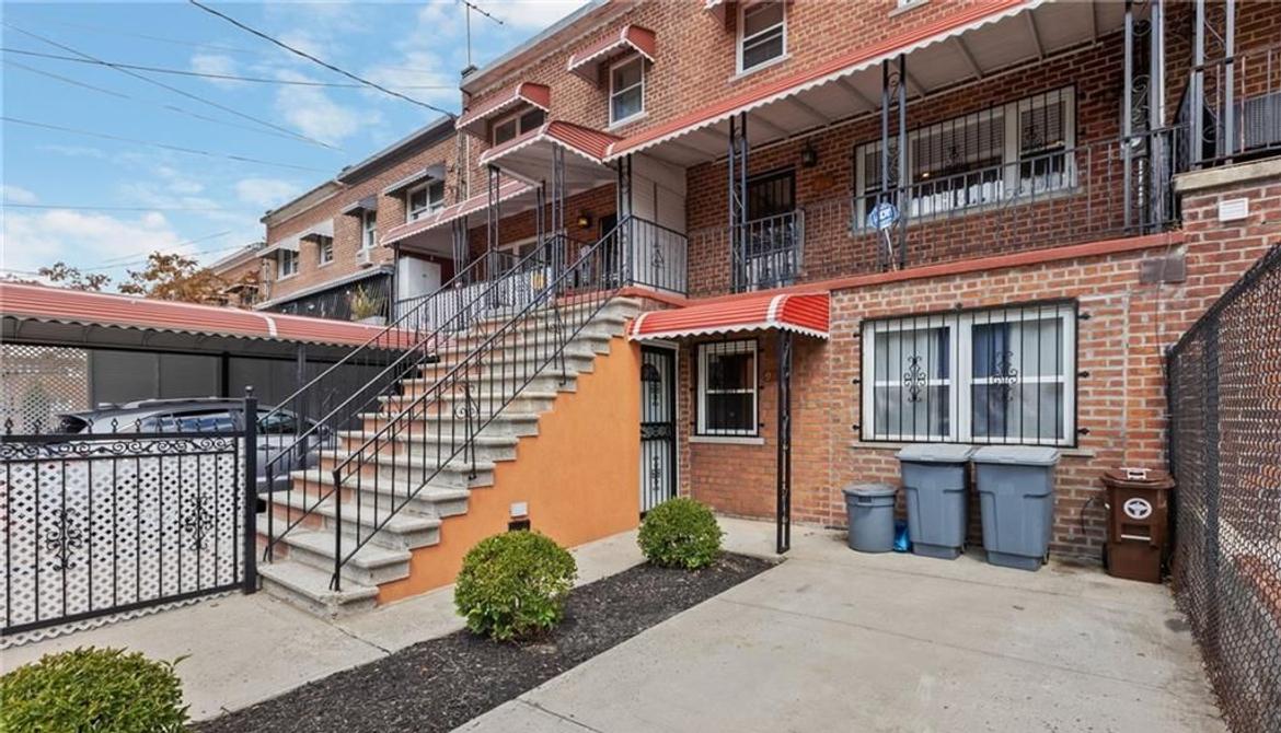 Just Sold: 911 E 218th Street, Bronx