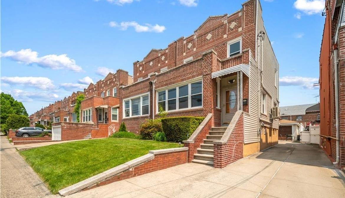 Just Sold: 2302 Laconia Avenue, Bronx