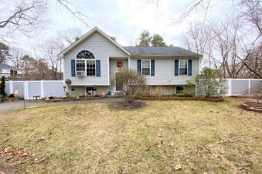 54 Rose Lane. Medford, NY 11763