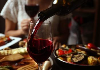 Cena a base di vino rosso fuoco e cenere presso la Centennial Farm