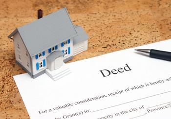 What’s the Difference Between a House Deed & a Title?