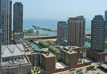 Video: great lake and city views from a penthouse in Streeterville