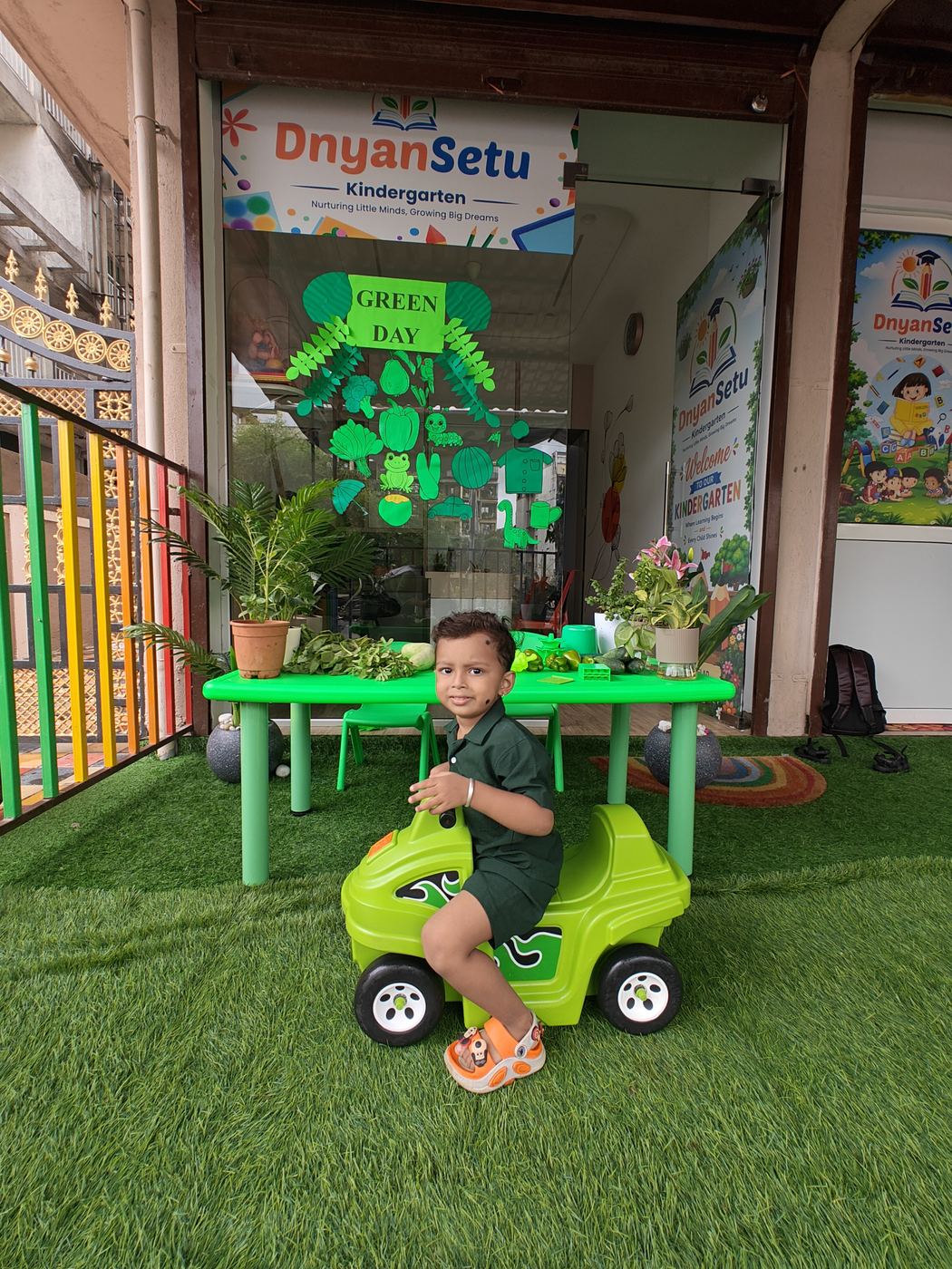 Green Day — dressed for the theme, wheels included.