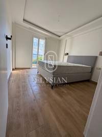 תמונת סטודיו, קסנדרה למכירה (2)